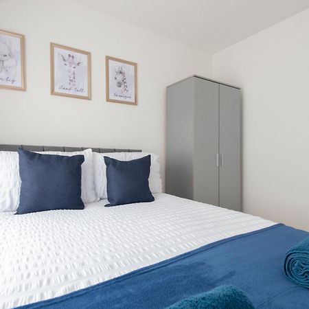 3 Bed House In Rochester 4 Beds Sleeps 7 Wainscot Extérieur photo