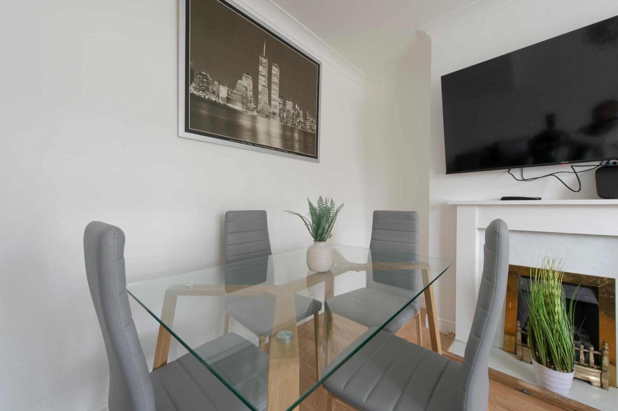 3 Bed House In Rochester 4 Beds Sleeps 7 Wainscot Extérieur photo